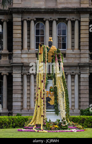 Une vue de la statue de Kamehameha en face de la Cour suprême de Hawaï. Banque D'Images