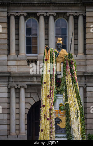 Une vue de la statue de Kamehameha en face de la Cour suprême de Hawaï. Banque D'Images