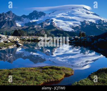 Sur tarn petite butte du parc reflète Washington's Mt Baker comme matin nuages lenticulaires se forme au-dessus du sommet. Banque D'Images