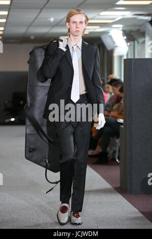 Un modèle sur le podium lors de la présentation que Xander Zhou partie de Londres Collections Mode Hommes 2018. ASSOCIATION DE PRESSE Photo. Photo date : vendredi 9 juin, 2017. Crédit photo doit se lire : Isabel Infantes/PA Wire Banque D'Images