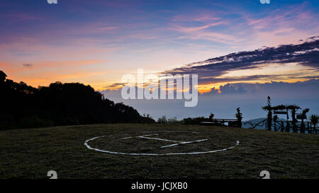 Sur le dessus de l'hélipad Doi Ang Khang mountain au lever du soleil dans la province de Chiang Mai Thaïlande Banque D'Images