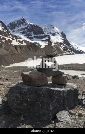 Portrait vertical Inukshuk pierres empilées traditionnelles formation de roche ou Cairn.Champs de glace Columbia, montagnes Rocheuses Parc national Jasper Alberta Canada Banque D'Images