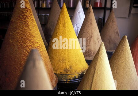 Le souk ou Marché ou Bazar, dans la vieille ville de Marrakech au Maroc en Afrique du Nord. Banque D'Images