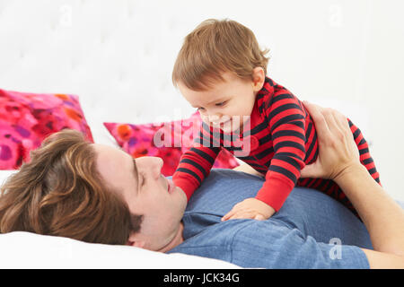 Père et d'enfant couché dans le même lit Banque D'Images