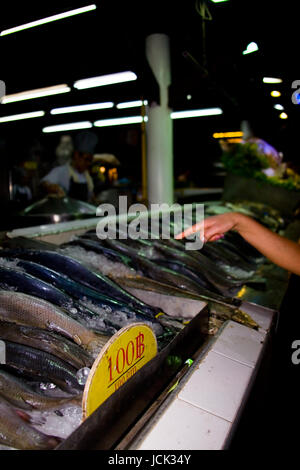 Phuket, Thaïlande, le 27 janvier 2017 : homme choisit le poisson au marché de nuit. Banque D'Images