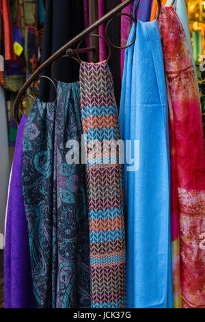 Foulards colorés pour la vente au magasin le Cannery Row de Monterey, Californie, États-Unis Banque D'Images