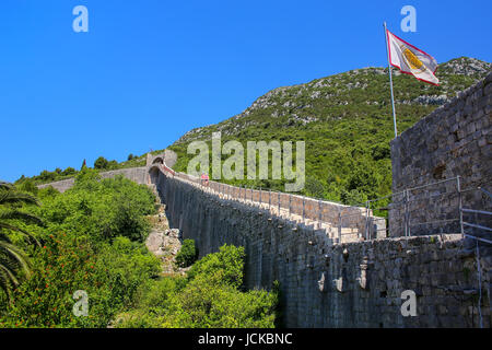 Murs de défense de la ville de Ston, péninsule de Peljesac, Croatie. Ston est un fort de la République de Raguse Banque D'Images