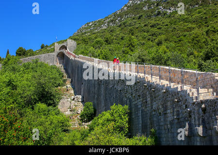 Murs de défense de la ville de Ston, péninsule de Peljesac, Croatie. Ston est un fort de la République de Raguse Banque D'Images