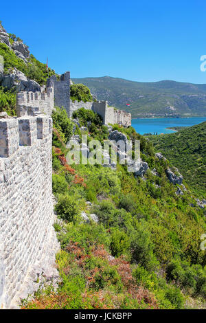 Murs de défense de la ville de Ston, péninsule de Peljesac, Croatie. Ston est un fort de la République de Raguse Banque D'Images