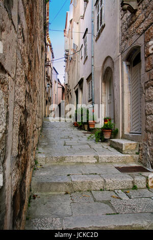 Ruelle de la vieille ville de Korcula, Croatie. Korcula est une ville historique fortifiée sur la côte est protégée de l'île de Korcula Banque D'Images