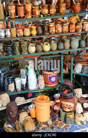 Affichage des tasses mate dans la rue market à Asuncion, Paraguay. Mate c'est un sud-américain traditionnel riche en caféine boisson infusée. Banque D'Images