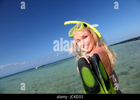 Smiling woman wearing snorkeling outfit Banque D'Images