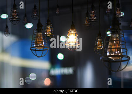 Lampe retro pendaison brillants dans un décor hors focus office interior contexte . Banque D'Images