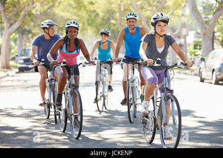 Groupe de cyclistes sur la rue de banlieue Banque D'Images