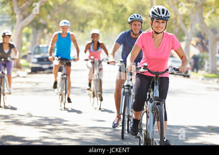 Groupe de cyclistes sur la rue de banlieue Banque D'Images