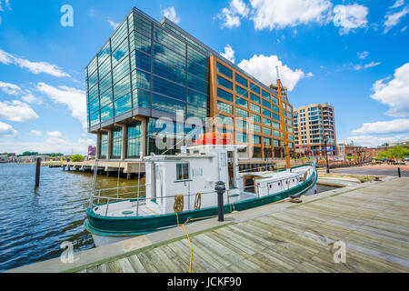 Voile et édifice moderne en front de mer à Fells Point, Baltimore, Maryland. Banque D'Images