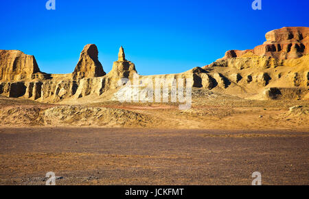 Désert paisible avec les grès de forme étrange avec ciel bleu clair ,Décors au Tibet . Banque D'Images