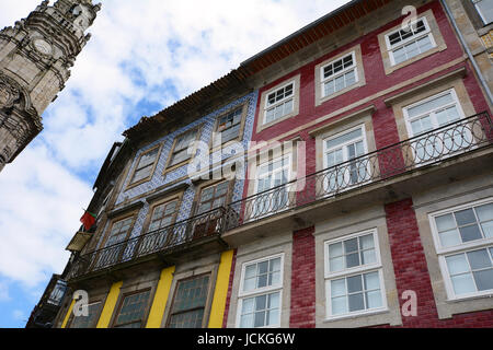 Tour de la façade des maisons avec des clercs à Porto, Portugal. Banque D'Images