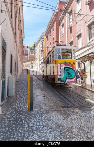 Lisbonne, Portugal - 23 août : Le Gloria est un funiculaire funiculaire qui relie les quartiers Baixa avec Bairro Alto à Lisbonne le 23 août 2014. Le Funiculaire de Gloria a été ouvert au public le 24 octobre, 1885 Banque D'Images