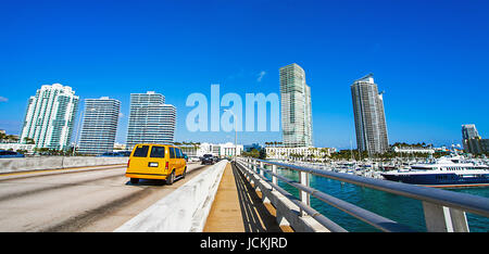 Taxi sur un pont à Miami Florida USA Banque D'Images