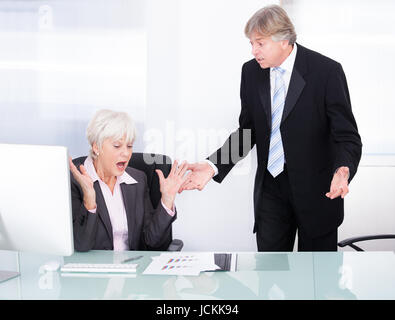 Portrait Of Businessman arguant avec Businesswoman au travail Banque D'Images