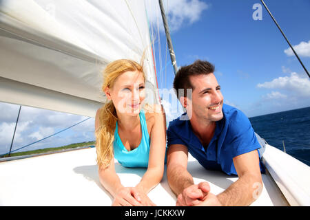 Smiling couple de détente sur un yacht par journée ensoleillée Banque D'Images