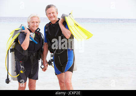 Couple avec équipement de plongée bénéficiant d'Appartement De Vacances Banque D'Images