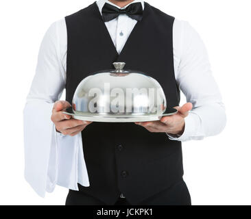 Au milieu du dôme waiter holding tray isolés sur fond blanc Banque D'Images