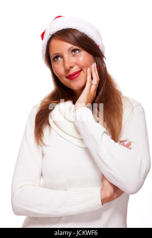 Eine Attraktive Frau trägt und Kuschelt festliche rote Weihnachtsmütze Rollkragenpullover zweigniederlassungen in einen mit einem charmanten freundliches Lächeln, isoliert auf weiß Banque D'Images