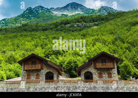 Deux maisons dans les montagnes Banque D'Images