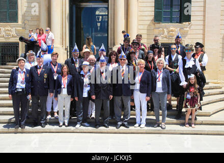 Tour photo de groupe les organisateurs du carnaval sur les marches de l'Auberge de Castille palace en centre ville de La Valette, Malte Banque D'Images