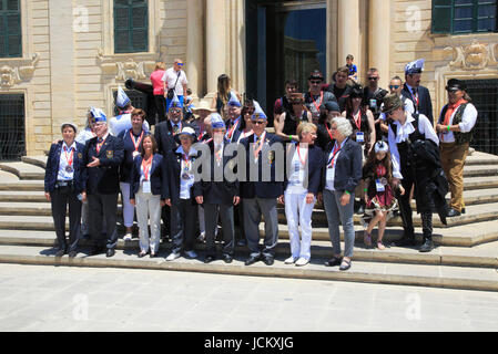 Tour photo de groupe les organisateurs du carnaval sur les marches de l'Auberge de Castille palace en centre ville de La Valette, Malte Banque D'Images