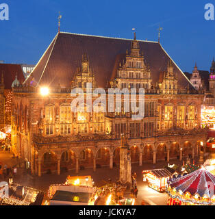 Altes Rathaus und Weihnachtsmarkt Am Marktplatz bei Abenddämmerung, Brême, Allemagne JE L'Hôtel de Ville avec Marché de Noël sur la place du marché à D Banque D'Images