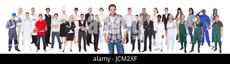 Smiling diverses personnes avec différentes professions debout sur fond blanc Banque D'Images