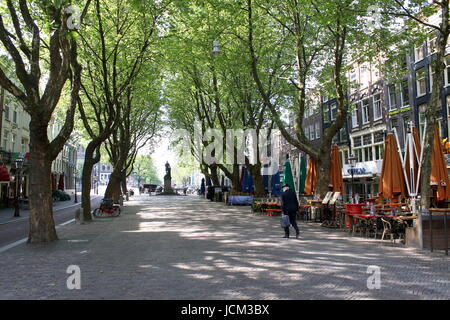 Matin de printemps sous les arbres ombragés de Thorbeckeplein, centre-ville d'Amsterdam, aux Pays-Bas. Banque D'Images