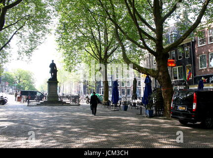 Matin de printemps sous les arbres ombragés de Thorbeckeplein, centre-ville d'Amsterdam, aux Pays-Bas. Banque D'Images