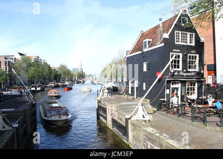 Début du 17e siècle Sint Antoniesluis lock entre Zwanenburgwal & canal Oudeschans, Amsterdam, Pays-Bas, avec café De Sluyswacht (Goslerhuisje). Banque D'Images