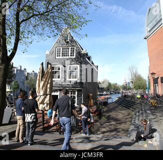 17e siècle café De Sluyswacht, Amsterdam, Pays-Bas, à côté de Sint Antoniesluis lock entre Zwanenburgwal & canal Oudeschans. (Croix de 2 images) Banque D'Images