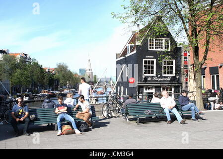 Début du 17e siècle Sint Antoniesluis lock entre Zwanenburgwal & canal Oudeschans, Amsterdam, Pays-Bas, avec café De Sluyswacht (Goslerhuisje). Banque D'Images