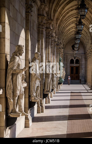 BUDAPEST, HONGRIE - AVRIL 16, 2016 : l'entrée de la Bibliothèque du Parlement Banque D'Images
