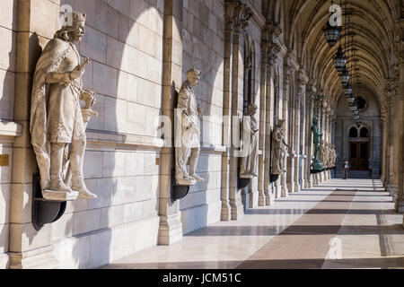 BUDAPEST, HONGRIE - AVRIL 16, 2016 : l'entrée de la Bibliothèque du Parlement Banque D'Images