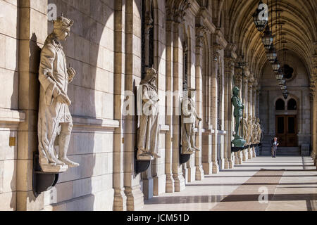 BUDAPEST, HONGRIE - AVRIL 16, 2016 : l'entrée de la Bibliothèque du Parlement Banque D'Images
