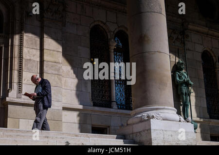 BUDAPEST, HONGRIE - AVRIL 16, 2016 : le lecteur sur la terrasse de la Bibliothèque du Parlement Banque D'Images