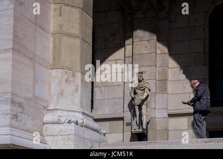 BUDAPEST, HONGRIE - AVRIL 16, 2016 : le lecteur sur la terrasse de la Bibliothèque du Parlement Banque D'Images