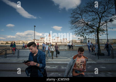 BUDAPEST, HONGRIE - AVRIL 16, 2016 : Batthyany Square avec l'avis du Parlement Banque D'Images