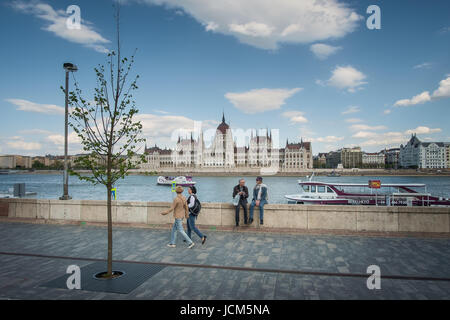 BUDAPEST, HONGRIE - AVRIL 16, 2016 : Batthyany Square avec l'avis du Parlement Banque D'Images