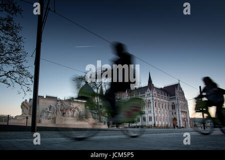 BUDAPEST, HONGRIE - AVRIL 16, 2016 : cycliste de Kossuth square Banque D'Images