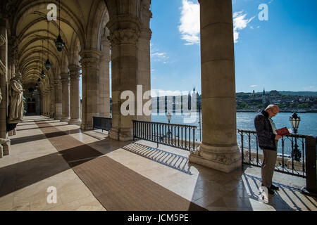 BUDAPEST, HONGRIE - AVRIL 16, 2016 : l'entrée de la Bibliothèque du Parlement Banque D'Images