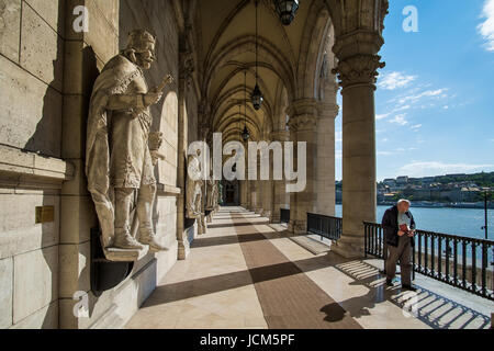 BUDAPEST, HONGRIE - AVRIL 16, 2016 : l'entrée de la Bibliothèque du Parlement Banque D'Images