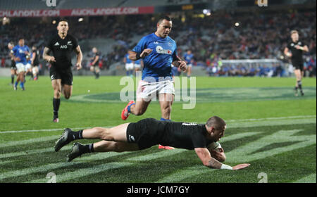 New Zealand's TJ Perenara marque un essai au cours de la test match international de juin à Eden Park, Auckland. Banque D'Images